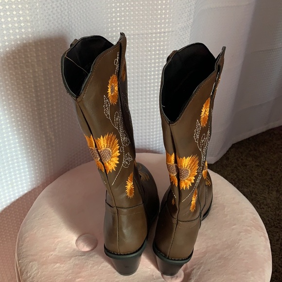 NWOT boots.  They have never been worn. - Picture 3 of 5